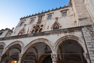Der Sponza-Palast stammt aus dem 16. Jahrhundert und ist eines der wenigen Bauwerke, die das Erdbeben von 1667 in Dubrovnik überstanden haben, Kroatien
