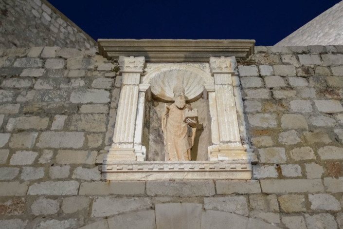 Der Stadtheilige Sankt Blasius (Sveti Vlaho) über dem Pila-Tor an der Stadtmauer von Dubrovnik, Kroatien