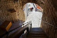 Der Stiegenaufgang zum massiven Rundturm der Bokar-Festung auf der Stadtmauer von Dubrovnik, Kroatien - © FRASHO / franks-travelbox