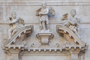 Detail der Fassade über dem Eingang der Kirche Sveti Vlaho, Dubrovnik, Kroatien
