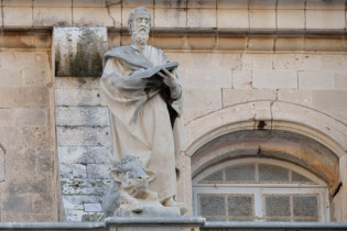 Die eindrucksvolle Fassade der Kathedrale von Dubrovnik ist mit zahlreichen Statuen geschmückt, Kroatien