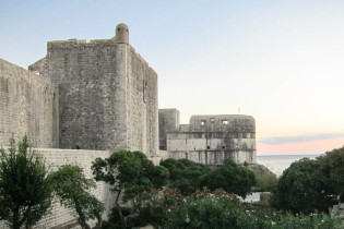 Die historische Stadtmauer von Dubrovnik im südlichen Kroatien ist wohl die größte Attraktion der kroatischen Küstenstadt