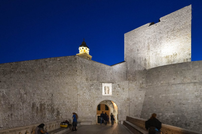 Durch das Pila-Tor strömen die meisten Besucher in die Altstadt von Dubrovnik und auf die Stadtmauern. Es wird von einer Skulptur des Stadtheiligen Sankt Blasius (Sveti Vlaho) bewacht, Kroatien