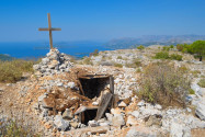 Ein schlichtes Holzkreuz erinnert auf dem Sergius-Berg über Dubrovnik, Kroatien, an die Gefallenen des Jugoslawien-Krieges  - © Martin Charles Hatch / Shutterstock