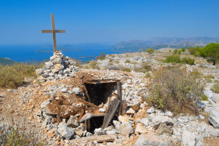Ein schlichtes Holzkreuz erinnert auf dem Sergius-Berg über Dubrovnik, Kroatien, an die Gefallenen des Jugoslawien-Krieges