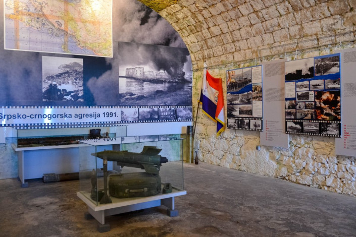 In der Ruine des Fort Imperial erzählt eine Ausstellung mit Waffen, Fotografien und Landkarten die Geschichte des Jugoslawien-Krieges von 1991 bis 1995, Kroatien