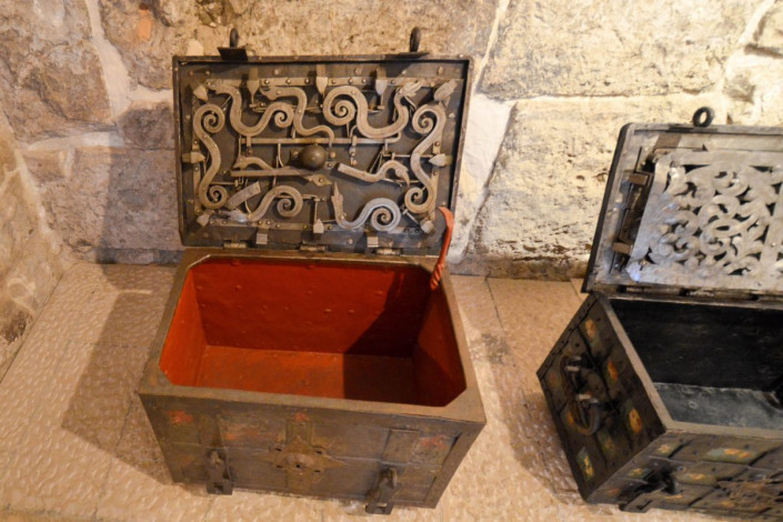 Truhen mit gefinkelten Schließmechanismen aus längst vergangenen Jahrhunderten faszinieren die Besucher des Rektorenpalastes in Dubrovnik noch heute, Kroatien