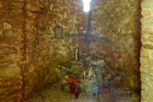 Bis auf einen winzigen Altar aus Stein mit einem Kreuz aus Ästen ist die Kapelle Sveti Krševan bei Glavotok völlig leer, Kroatien