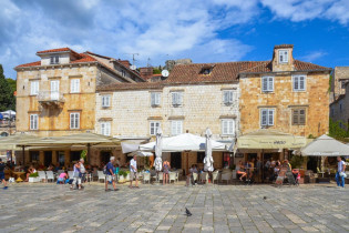 Am langgestreckten Trg Sveti Stjepana (Stefansplatz) zwischen Arsenal und Loggia laden jede Menge Lokale die Besucher zu einer Pause ein, Hvar, Kroatien