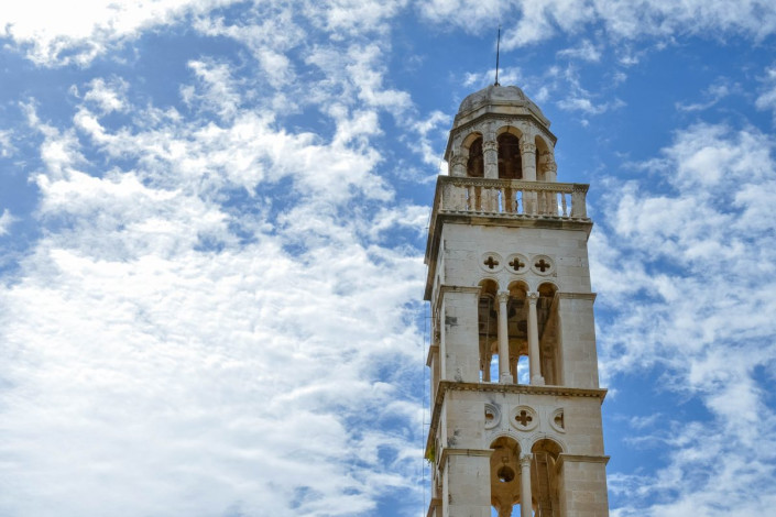 Der Glockenturm des Franziskanerklosters in Hvar, Kroatien