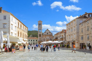 Der langgestreckte Trg Sveti Stjepana (Stefansplatz) zwischen Arsenal und Loggia ist mit einer Fläche von 4.500m2 der größte Stadtplatz in ganz Dalmatien, Hvar, Kroatien