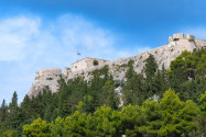 Die mächtigen Mauern der Festung Španjola thronen noch heute auf einem Hügel über Hvar und wachen über die Stadt, Kroatien - © FRASHO / franks-travelbox