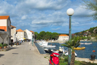 Blick auf die Hafenpromenade im aufstrebenden Touristenort Jelsa mitten auf der kroatischen Insel Hvar