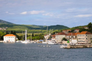 Das schmucke Hafenörtchen Jelsa mitten auf der kroatischen Insel Hvar ist die Hochburg der Camper und Wanderer - © FRASHO / franks-travelbox