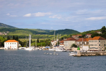 Das schmucke Hafenörtchen Jelsa mitten auf der kroatischen Insel Hvar ist die Hochburg der Camper und Wanderer