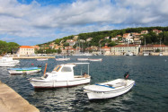 Der Ort Jelsa auf der Insel Hvar ist der ideale Ausgangspunkt für Boots- und Badeausflüge, Kroatien - © FRASHO / franks-travelbox