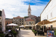 Die Altstadt von Jelsa ist einen Spaziergang wert, zu den Highlights gehört die wehrhafte Pfarrkirche Sveti Fabijan i Sebastjan, Insel Hvar, Kroatien - © FRASHO / franks-travelbox