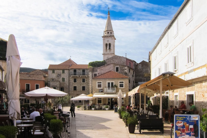 Die Altstadt von Jelsa ist einen Spaziergang wert, zu den Highlights gehört die wehrhafte Pfarrkirche Sveti Fabijan i Sebastjan, Insel Hvar, Kroatien