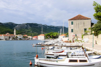 Die Hafenpromenade von der Ortschaft Jelsa eignet sich perfekt, um in einem der zahlreichen Lokale eine kurze Rast einzulegen, Insel Hvar, Kroatien