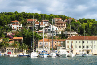 Einige Segelyachten im Hafen von Jelsa, Insel Hvar, Kroatien