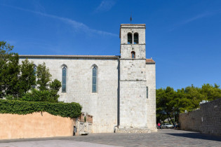 Auf der nördlichen Seite des Klosterviertels von Krk Stadt thront das Franziskanerkloster mit der Kirche des Hl. Franz von Assisi, Kroatien