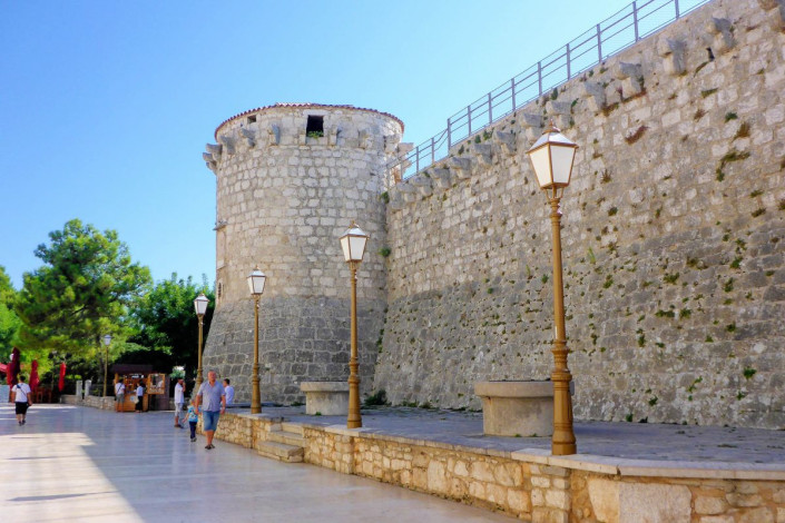 Das Kastell von Krk Stadt geht auf das 12. Jahrhundert zurück und vermittelt noch heute die Atmosphäre einer befestigten mittelalterlichen Stadt, Kroatien