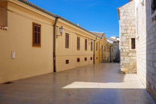 Der Bischofspalast gegenüber der Kathedrale von Krk Stadt wurde bereits im 7. Jahrhundert das erste Mal urkundlich erwähnt, Kroatien
