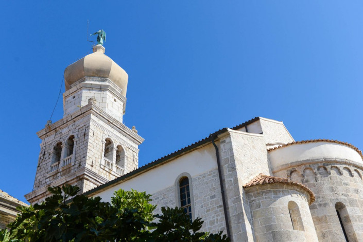 Die eindrucksvolle Kathedrale von Krk Stadt macht die Inselhauptstadt zum geistlichen Zentrum des Bistums Krk, Kroatien