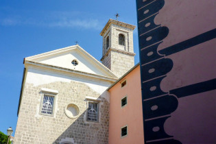 Die Marienkirche im Klosterviertel von Krk Stadt liegt direkt neben einem Benediktinerinnen-Kloster aus dem 13. Jahrhundert, Kroatien
