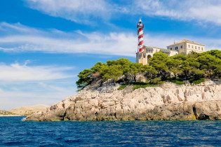 Leuchtturm auf der Insel Sestrice im Kornaten Nationalpark, Kroatien