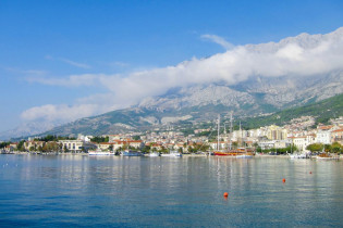 Blick auf das malerische Makarska an der Adriaküste mit dem hoch aufragenden Bikovo-Massiv im Hintergrund, Kroatien