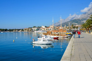 Ein Spaziergang über die idyllische Hafenpromenade entlang der kroatischen Adria zählt zu den absoluten Must-Dos in Makarska, Kroatien