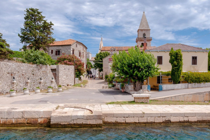 Neben der Renaissance-Kathedrale im Ortszentrum von Osor auf der Insel Cres sind auch eine kleine Galerie und ein Museum zu finden, Kroatien