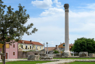 Die gewaltige Säule auf dem Ausgrabungsfeld von Nin, Kroatien, stützte einst den größten römischen Tempel von Dalmatien