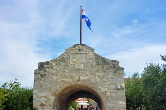 Durch das unter Stadttor betritt man im Südwesten die Altstadt von Nin, die sich seit dem Spätmittelalter auf einer künstlichen Insel befindet, Kroatien