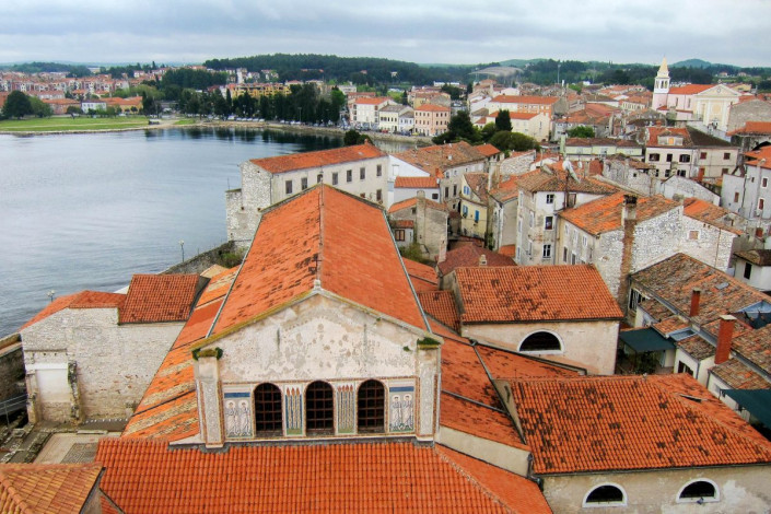 Blick vom Glockenturm der Euphrasius-Basilika in der Altstadt von Poreč auf die Adria, Kroatien