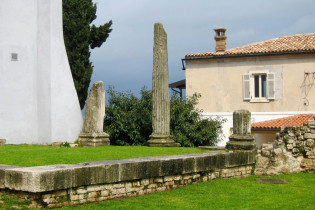Das Römische Forum von Poreč, Kroatien, weist heute noch ein paar Überreste der einstigen Tempel und Pflastersteine auf