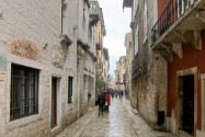 Der Decumanus, die Hauptstraße in der Altstadt von Poreč, Kroatien, ist an die 2.000 Jahre alt und von zahlreichen sehenswerten Bauten gesäumt - © FRASHO / franks-travelbox