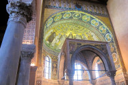 Die Innenausstattung der Euphrasius-Basilika in Poreč beeindruckt mit prachtvollen Säulen, Mosaiken und Malereien, Kroatien - © FRASHO / franks-travelbox
