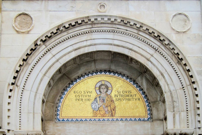 Über dem Eingangsportal der Euphrasius-Basilika in der Altstadt von Poreč thront gleich das erste kunstvolle Mosaik, Kroatien