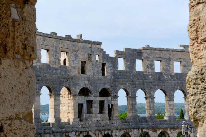 Auch ohne das Amphitheater von Pula zu betreten bieten sich dem Besucher herrliche Aus- und Einblicke in die unglaubliche Baukunst der alten Römer, Kroatien