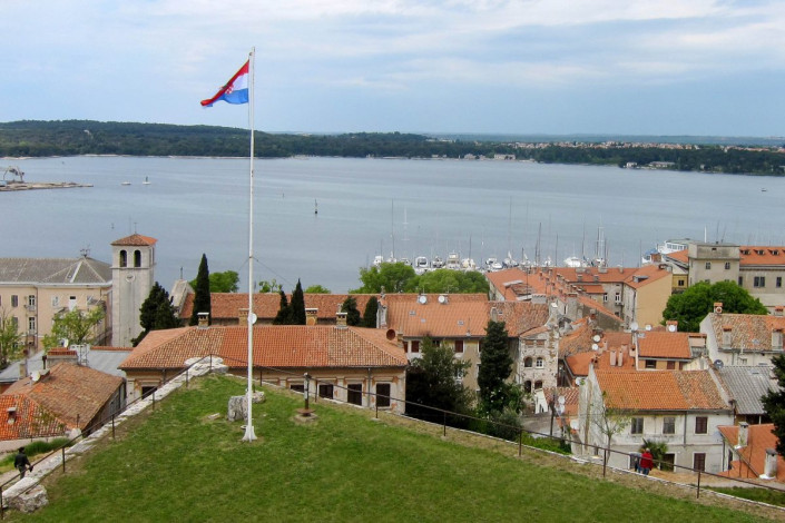 Auf dem höchsten Hügel Pulas erbaut bietet das Kastell einen herrlichen Blick über die historische Altstadt von Pula, Kroatien