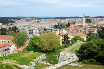 Blick vom Kastell von Pula auf das berühmte Amphitheater, das Wahrzeichen der Stadt, Kroatien