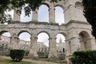 Das eindrucksvolle Amphitheater von Pula, Kroatien, wurde 2 vor bis 14 nach Christus errichtet und unter Kaiser Vespasian erweitert - © FRASHO / franks-travelbox
