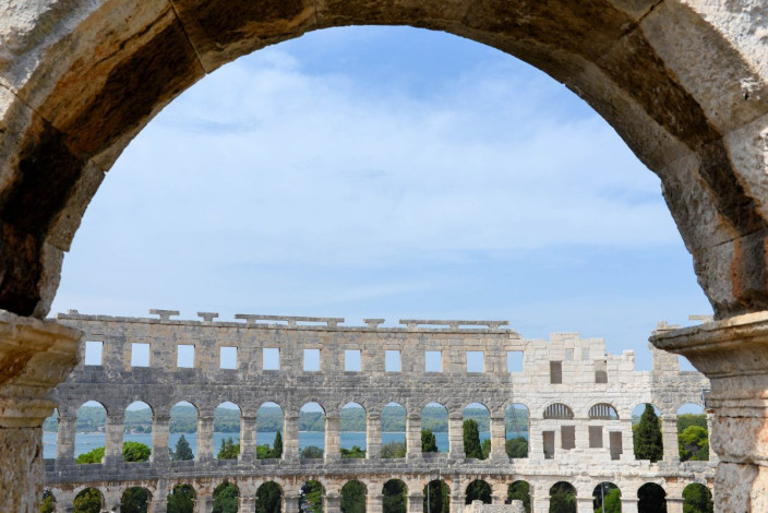Das heute gewaltige Amphitheater von Pula, Kroatien, wurde unter jenem Kaiser in Auftrag gegeben, der auch das berühmte Kolosseum in Rom errichten ließ
