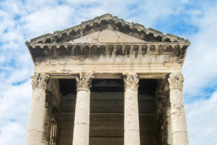 Der Augustus-Tempel am römischen Forum in Pula wurde mit seinen 8m hohen korinthischen Säulen um 14 nach Christus vollendet, Kroatien