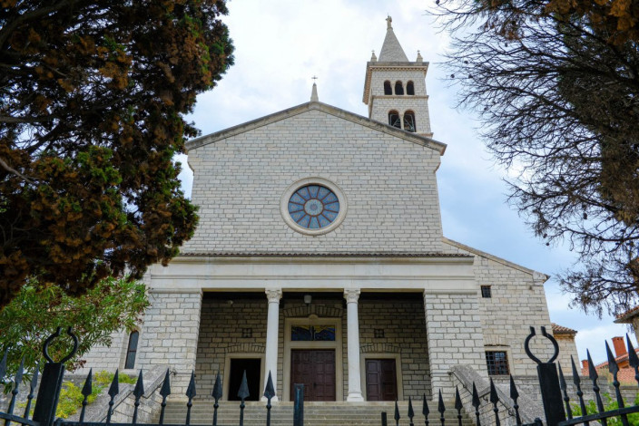 Der Glockenturm der Kirche des Hl. Anton in der Škaljerova ulica im Zentrum von Pula ist schon von weitem sichtbar, Kroatien