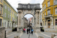 Der Triumphbogen der Sergier in der Altstadt von Pula wurde um 30 vor Christus nach der Schlacht von Actium errichtet, Kroatien - © FRASHO / franks-travelbox
