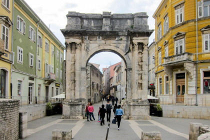 Der Triumphbogen der Sergier in der Altstadt von Pula wurde um 30 vor Christus nach der Schlacht von Actium errichtet, Kroatien