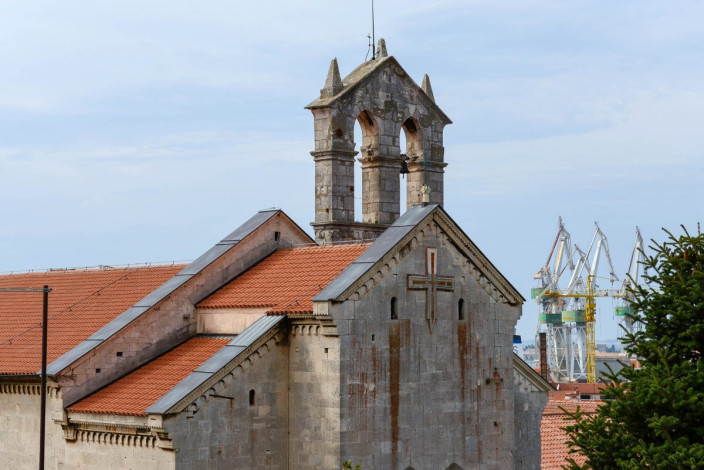 Die frühgotische Franziskanerkirche Sveti Franje aus dem 13./14. Jahrhundert in Pula liegt ganz in der Nähe der Flaniermeile Ulica Sergijevaca, Kroatien